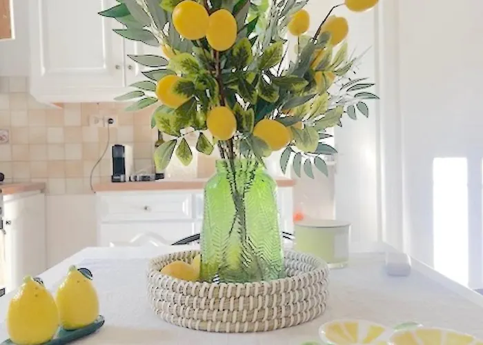 Lemon Tree House, Golden Daire *