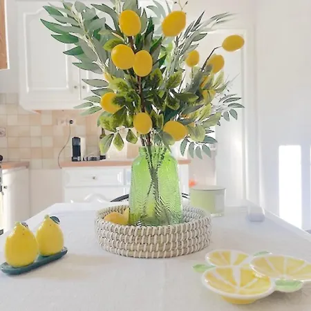 Lemon Tree House, Golden Apartament *